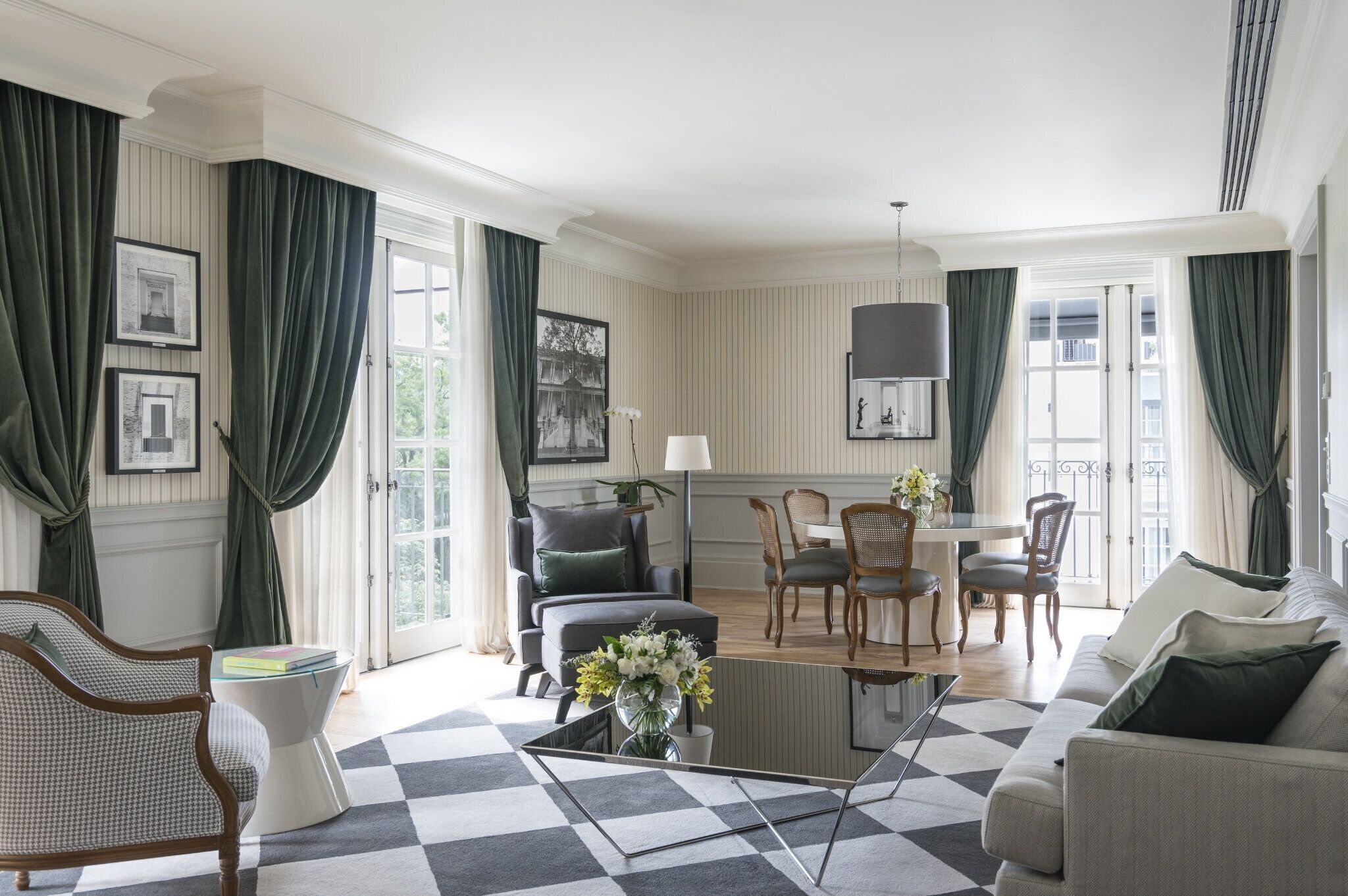 华丽套房 | 高档床上用品、迷你吧、客房内保险箱、办公桌