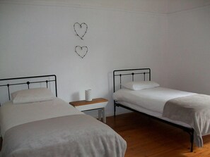 Chambre triple Standard, 1 chambre | Coffre-fort, décor unique, ameublement unique, bureau