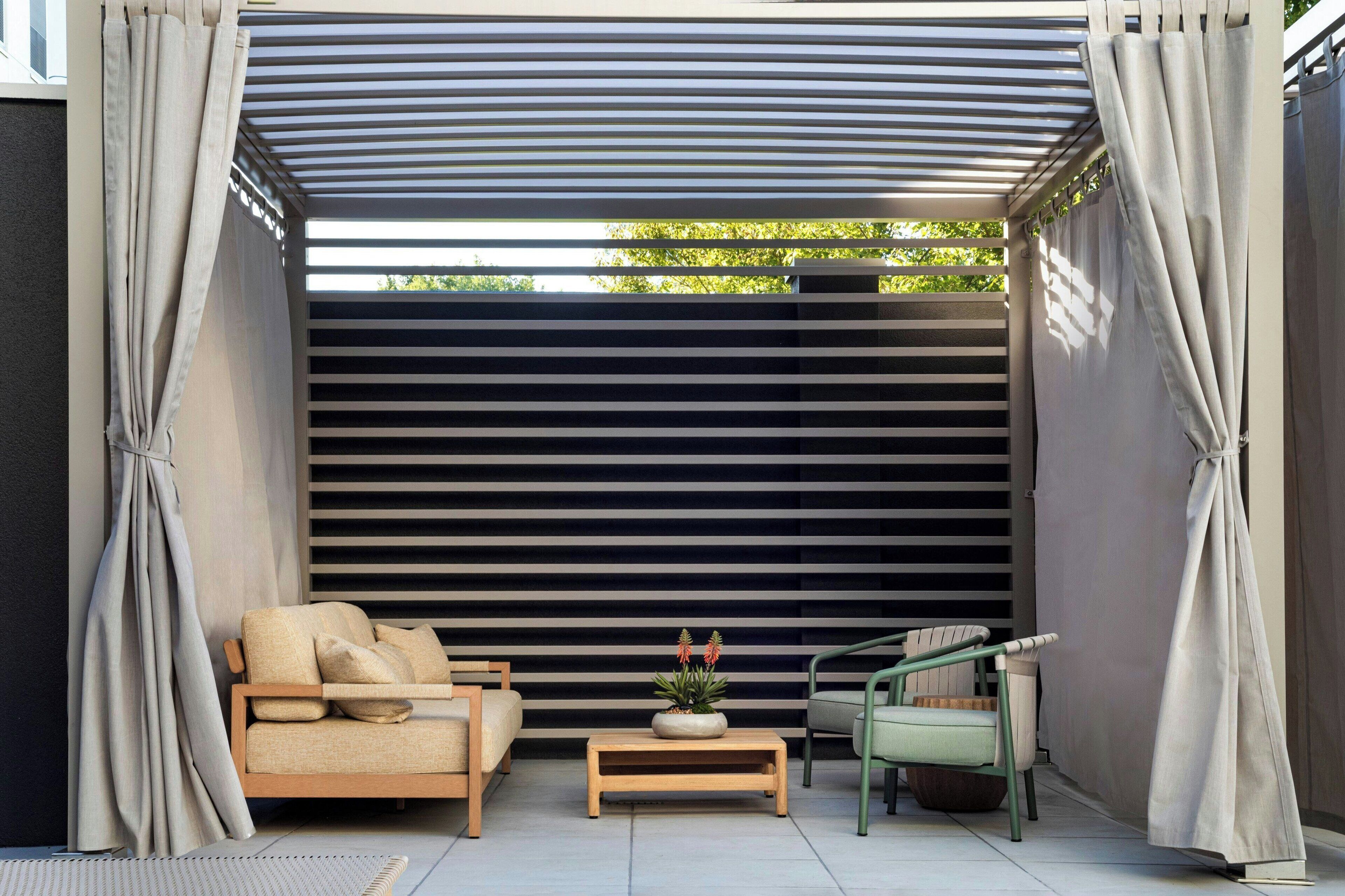 屋外プール、営 業時間 7:00 ～ 21:00、サンラウンジャー