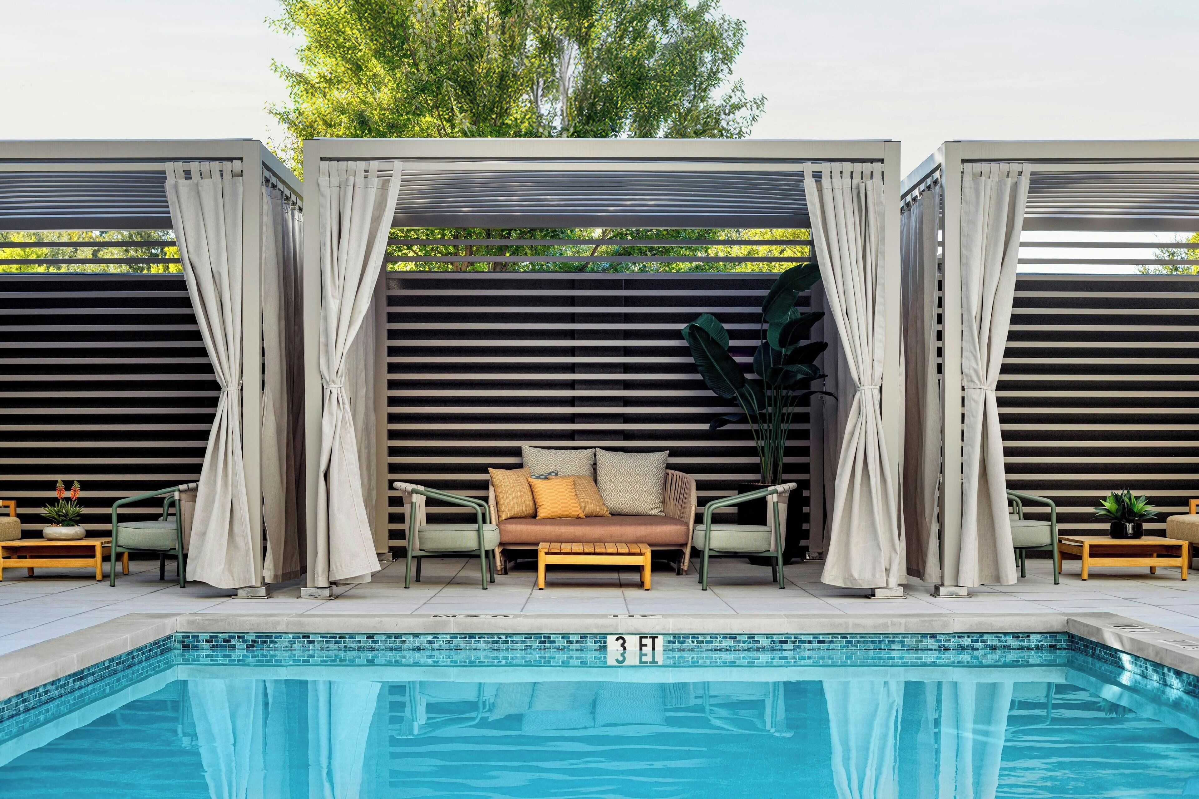 屋外プール、営業時間 7:00 ～ 21:00、サンラウンジャー