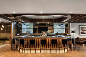 2 bars/lounges, cocktail bar