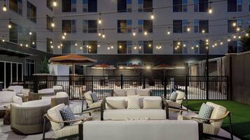 Udendørs pool, åben fra kl. 07.00 til kl. 21.00, liggestole