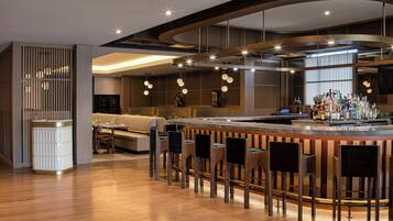 2 bars/lounges, cocktail bar