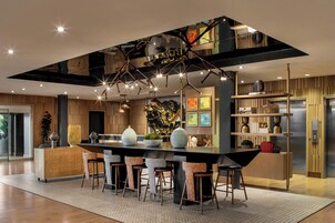 2 bars/lounges, cocktail bar