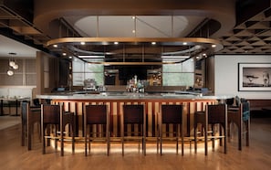 2 bars/lounges, cocktail bar