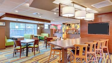 Café da manhã com buffet grátis todos os dias