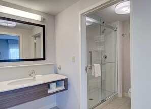 Shower, free toiletries, towels - Hampton Inn Boston - Westborough (Westborough)