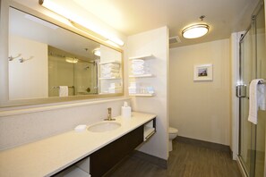 Combined shower/bathtub, free toiletries, towels - Hampton Inn Pulaski (Pulaski)