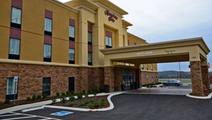 A hotel entrance with a 'Welcome' sign, a parking area, and a clear view of the surrounding landscape. - Hampton Inn Pulaski (Pulaski)