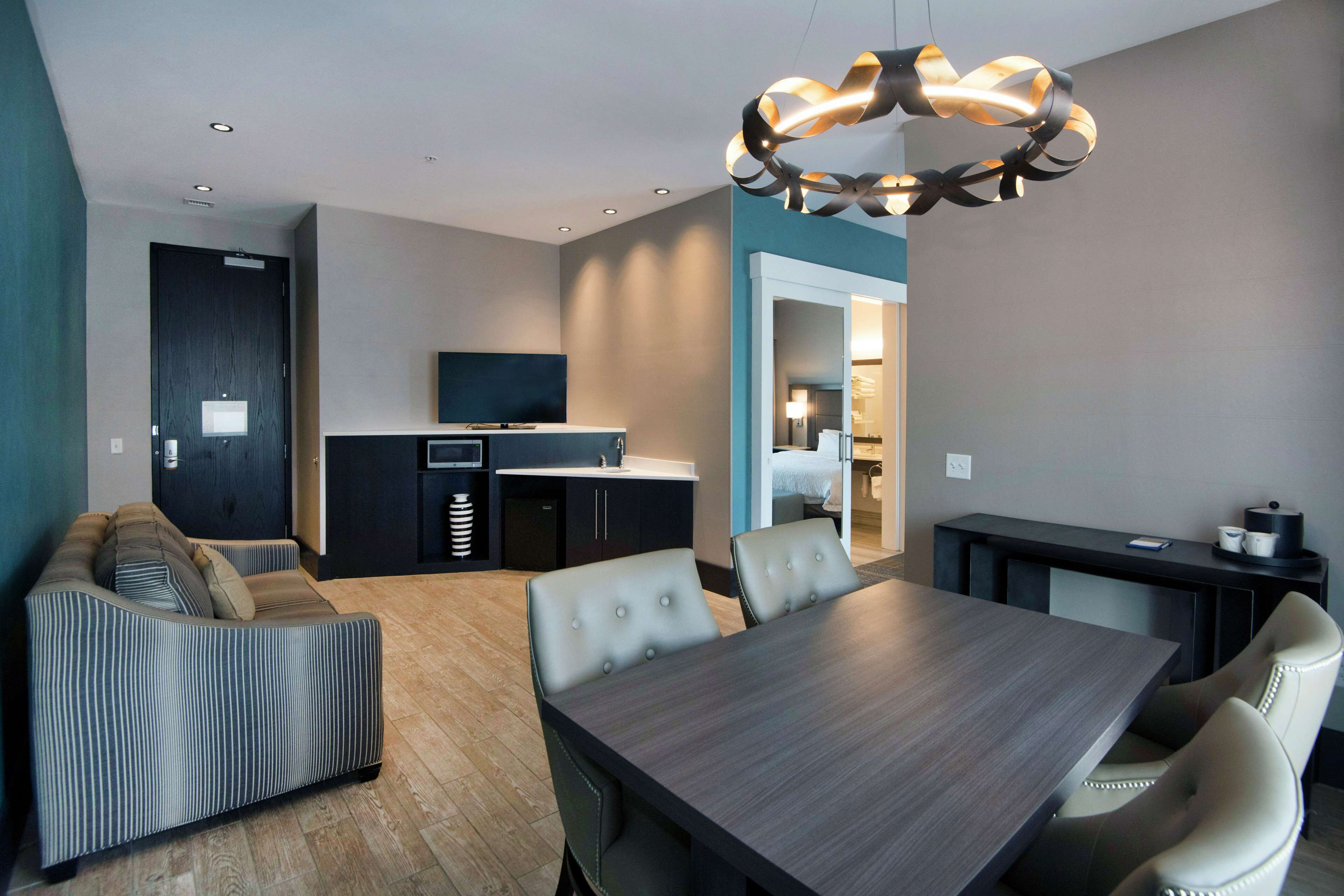 ห้องสวีท, เตียงคิงไซส์ 1 เตียง, ปลอดบุหรี่ | ตู้นิรภัยในห้องพัก, โต๊ะทำงาน, พื้นที่ทำงานแบบใช้แล็ปท็อป, ผ้าม่านกันแสง