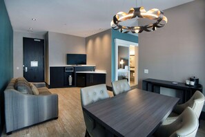 Suite, 1 letto king, non fumatori | Cassaforte in camera, una scrivania, postazione laptop, tende oscuranti