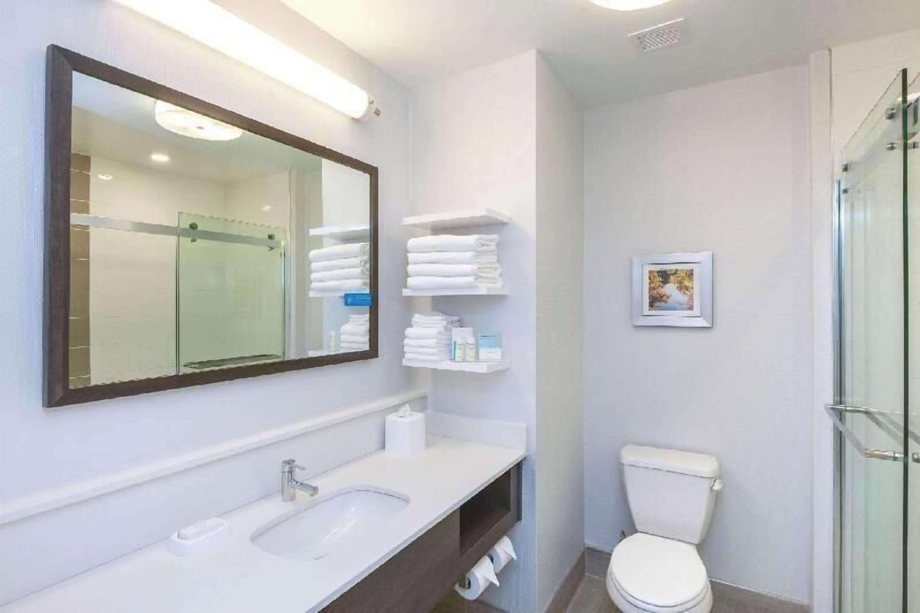 Combined shower/tub, free toiletries, towels