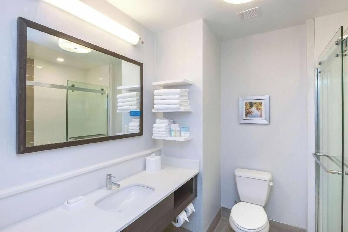 Combined shower/tub, free toiletries, towels