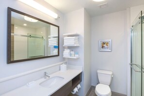 Tina con regadera, amenidades de baño gratuitas, toallas 