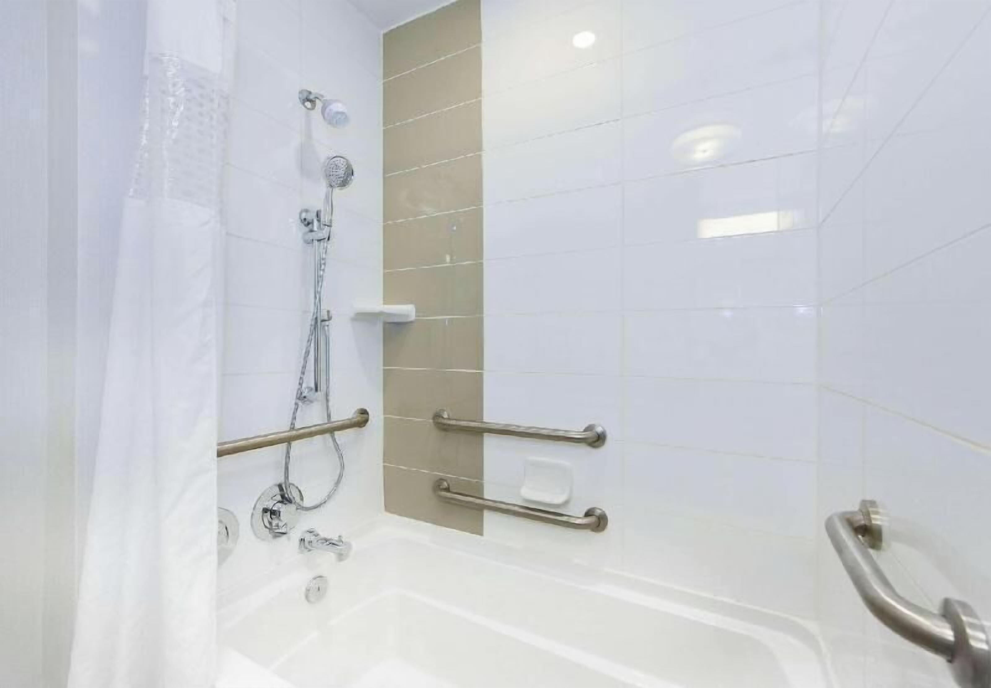 Bathroom | Combined shower/tub, free toiletries, towels