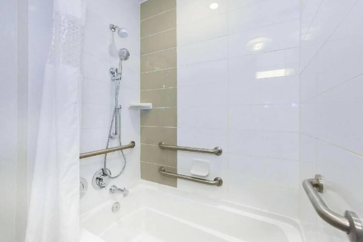 Bathroom | Combined shower/tub, free toiletries, towels