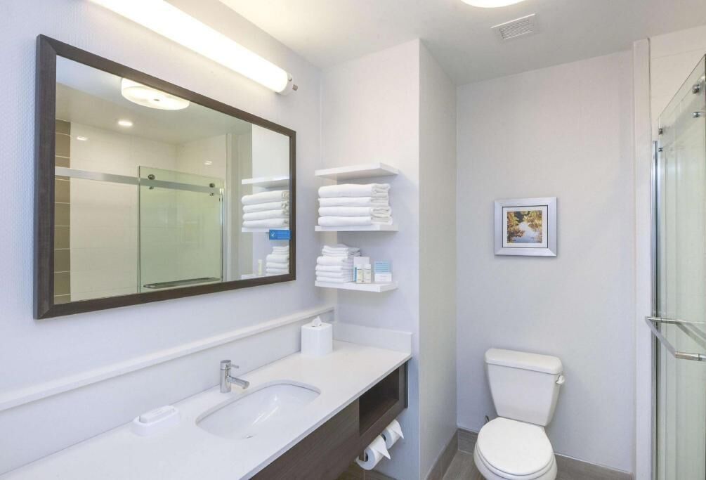 Combined shower/tub, free toiletries, towels