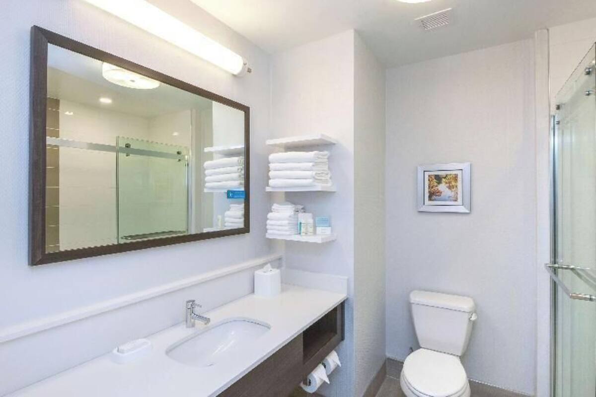 Combined shower/tub, free toiletries, towels