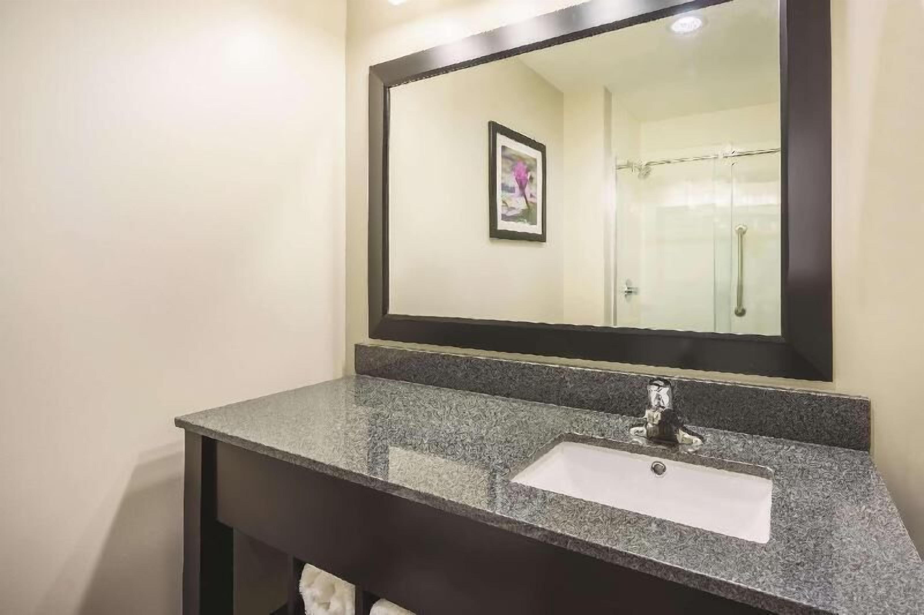 Salle de bain | Ensemble baignoire-douche, articles de toilette (gratuits)
