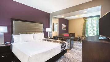 Bureau, rideaux occultants, fer et planche Ă repasser