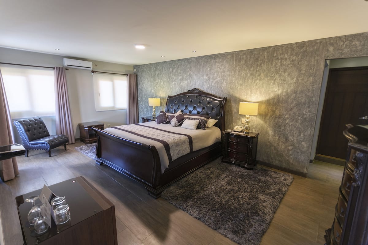 Suite imperial | Minibar, két bảo mật tại phòng, bàn 