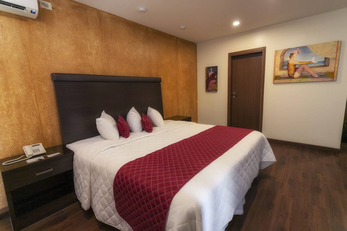 Phòng Suite Executive | Minibar, két bảo mật tại phòng, bàn 