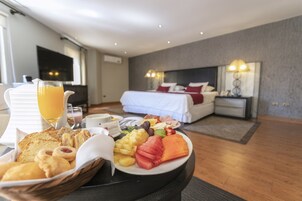 Minibar, caja de seguridad en la habitación y decoración personalizada 