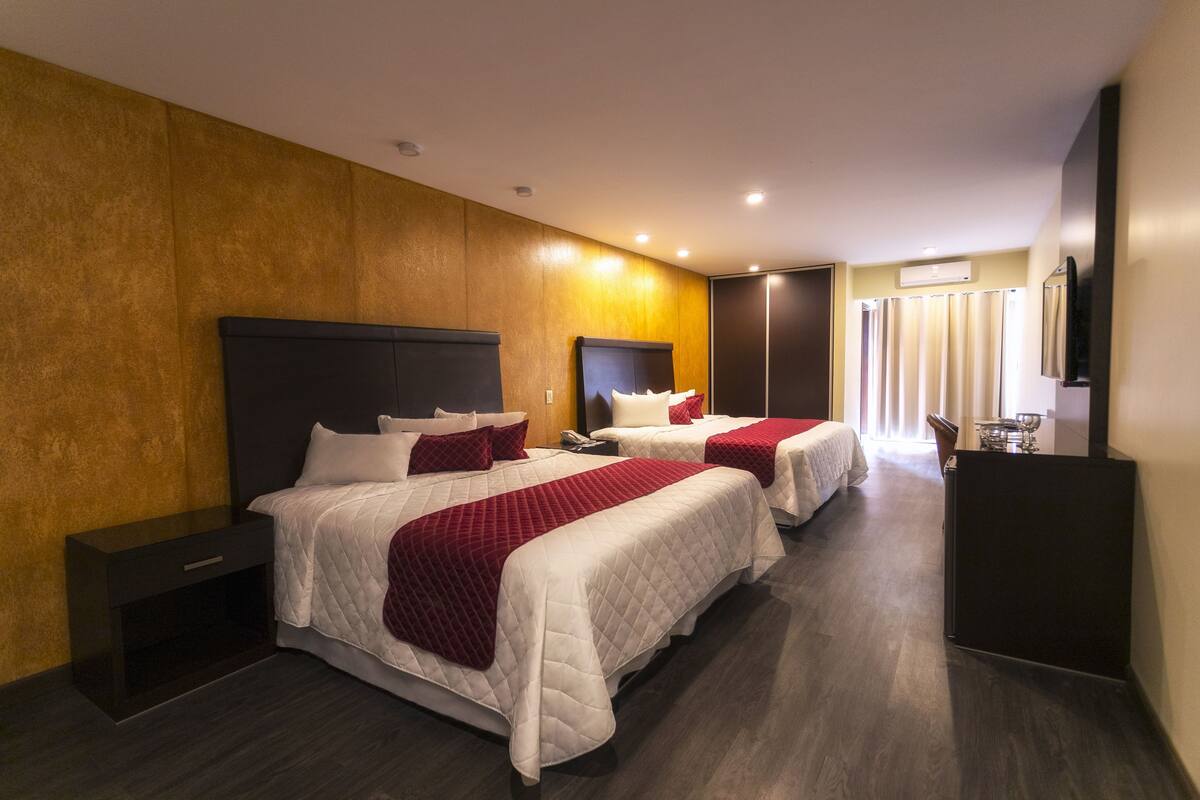 Phòng Suite (Twin) | Minibar, két bảo mật tại phòng, bàn 