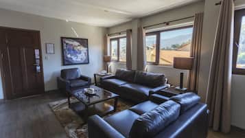 Suite imperial | Minibar, in-room safe, individually decorated, individually furnished