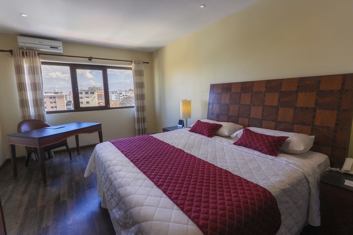 Minibar, caja de seguridad en la habitación y escritorio