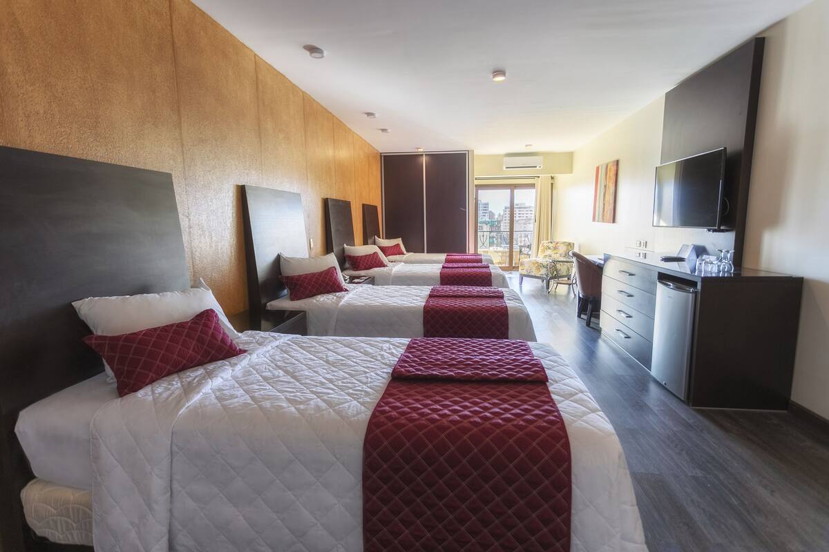Phòng Suite dành cho gia đình (Cuadruple) | Minibar, két bảo mật tại phòng, bàn 