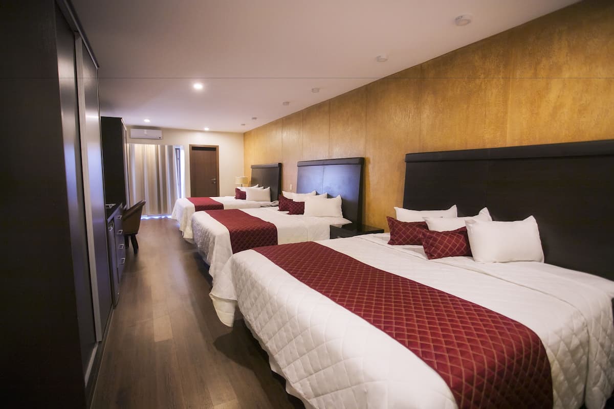 Phòng Suite dành cho gia đình (Triple) | Minibar, két bảo mật tại phòng, bàn 
