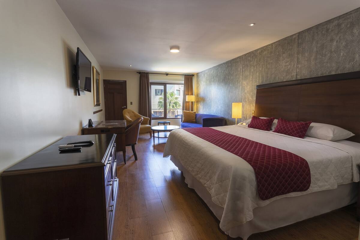 Minibar, két bảo mật tại phòng, bàn 