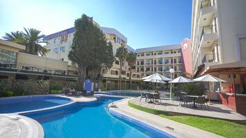 3 من حمّامات السباحة الخارجية، مظلات على حمّام السباحة، مقاعد للتشمس