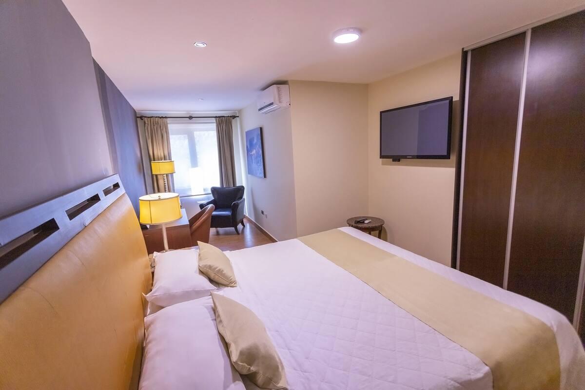 Apart suite auxiliar | Minibar, két bảo mật tại phòng, bàn 