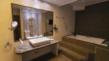 Minibar, in-room safe, individually decorated, individually furnished