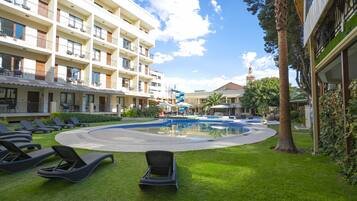 3 piscines extérieures, parasols de plage, chaises longues