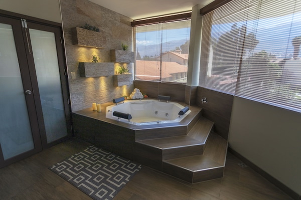 Suite imperial | Baño | Amenidades de baño gratuitas, secadora de cabello, toallas