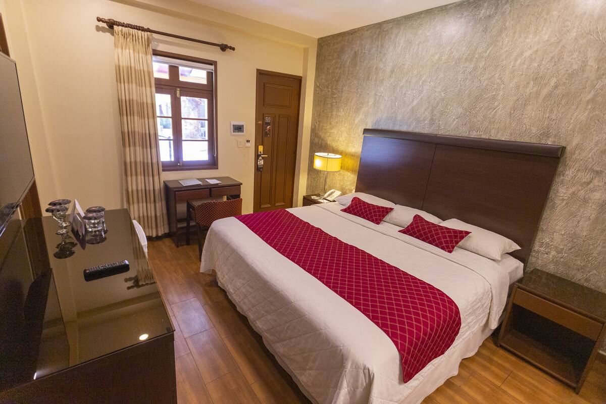 Phòng đôi Tiêu chuẩn, 1 giường cỡ queen | Minibar, két bảo mật tại phòng, bàn 