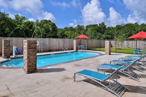 Outdoor pool - TownePlace Suites by Marriott Laplace (LaPlace)