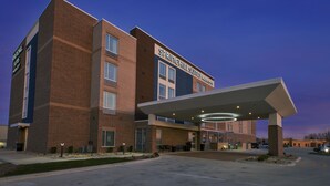 A brick building with a covered entrance and signage for Springhill Suites Market. - SpringHill Suites by Marriott St. Joseph Benton Harbor (Benton Harbor)