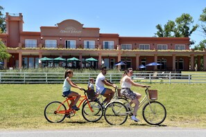 Bicycling - Howard Johnson by Wyndham Chascomus (Chascomus)