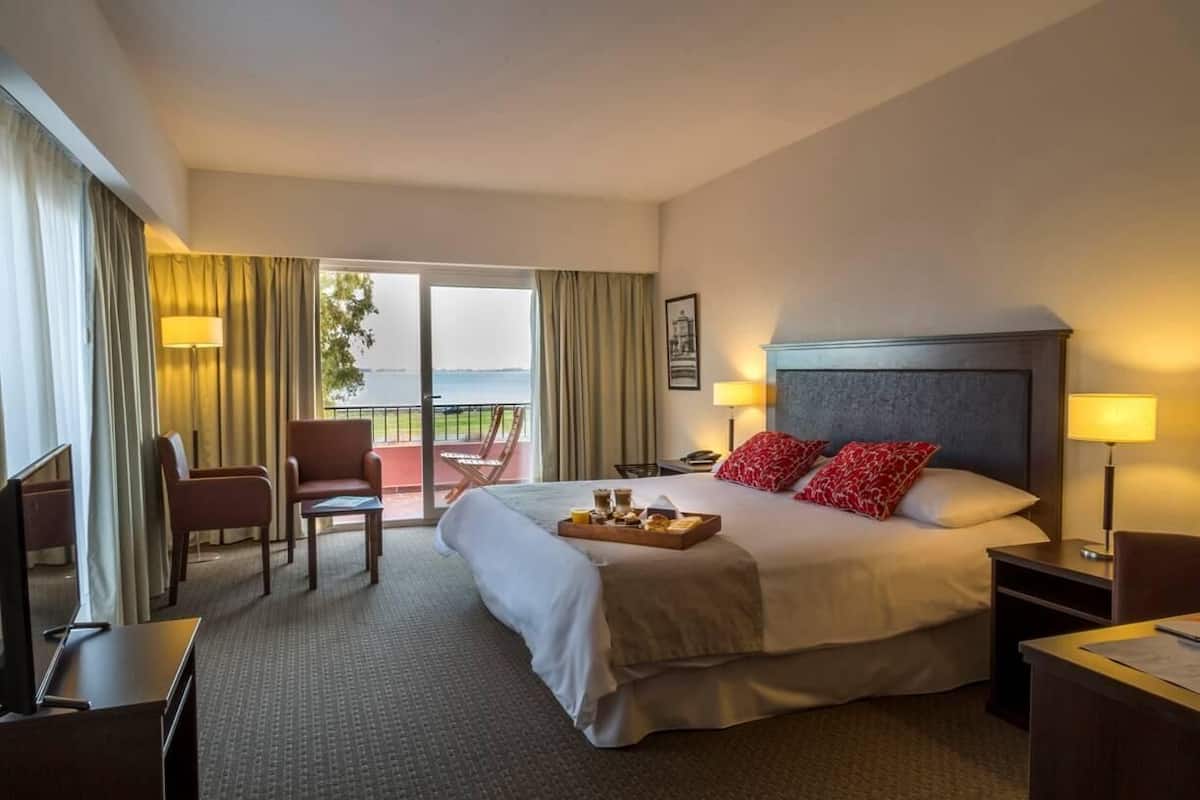 Minibar, in-room safe, soundproofing, WiFi (free)
