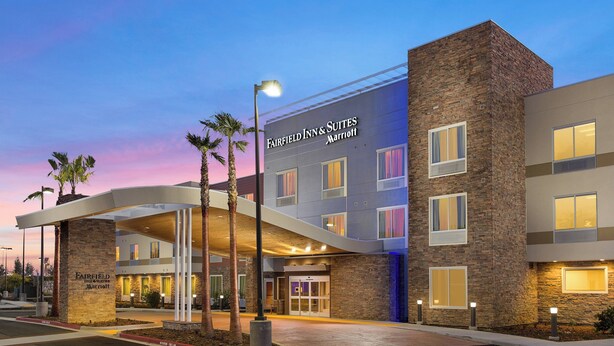 Een Fairfield Inn & Suites Marriott hotel met een modern design, met een gevel van natuursteen en een overdekte entree.