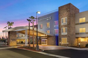 Un hotel Fairfield Inn & Suites Marriott de diseño moderno, con fachada de piedra y entrada cubierta.