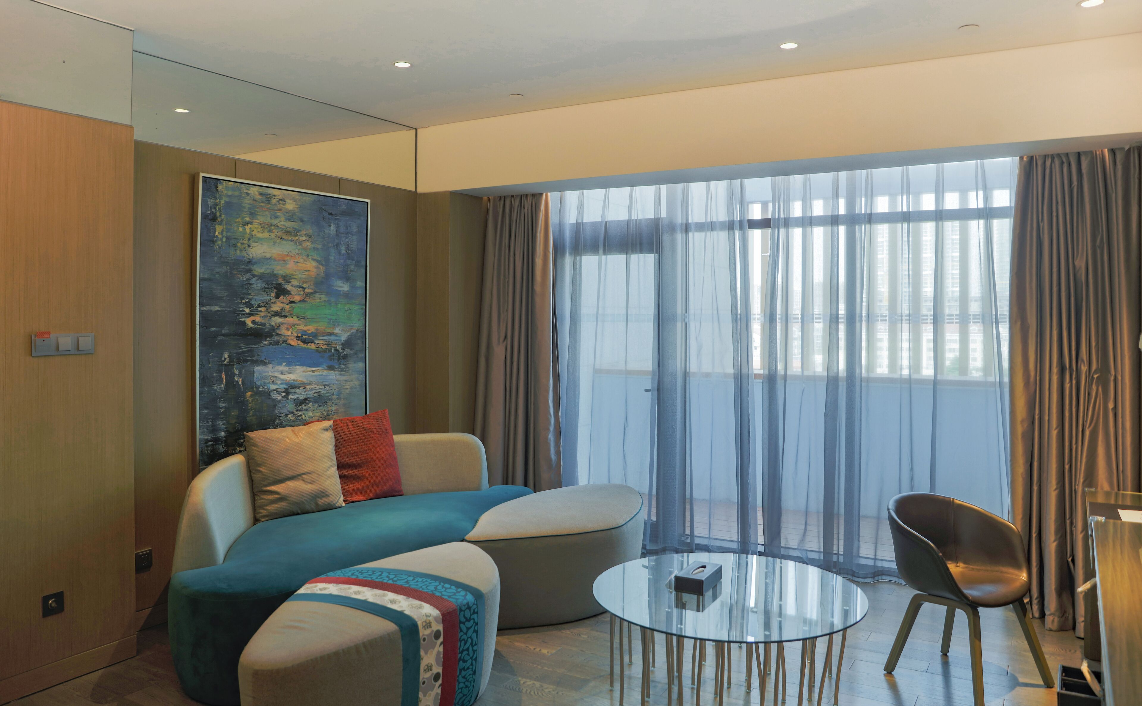 suite, 1 bedroom | down duvets, minibar, in-room safe, desk