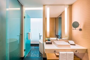Separate tub and shower, deep soaking tub, rainfall showerhead - Le Méridien Qingdao West Coast (Qingdao)