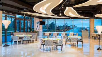 Hi ha 2 restaurants i s'hi serveixen esmorzars; plats de cuina xinesa