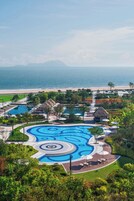 Kolam renang indoor