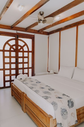 Standard-Doppelzimmer, 1 Doppelbett, Balkon | Zimmersafe, schallisolierte Zimmer, Bügeleisen/Bügelbrett